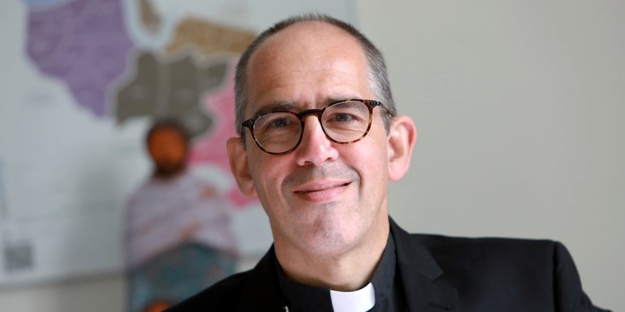 mgr-matthieu-rouge_sourire bureau