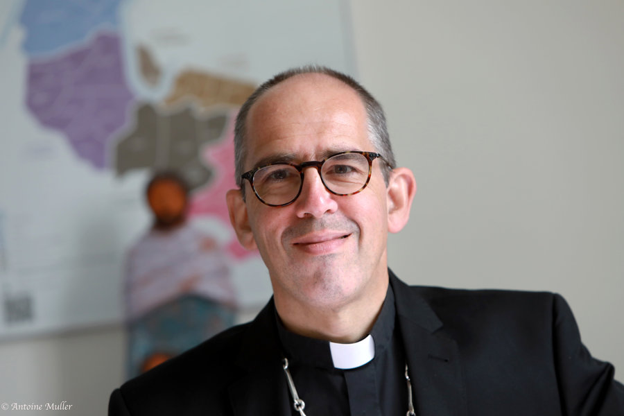 mgr-matthieu-rouge_sourire bureau